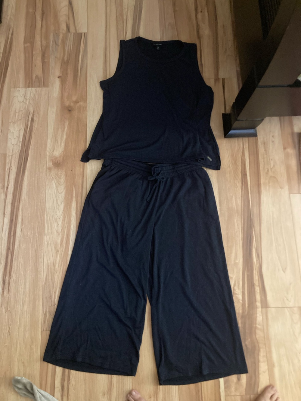 Tahari 2 piece set - blue sleeveless top cropped wide leg trousers w pockets